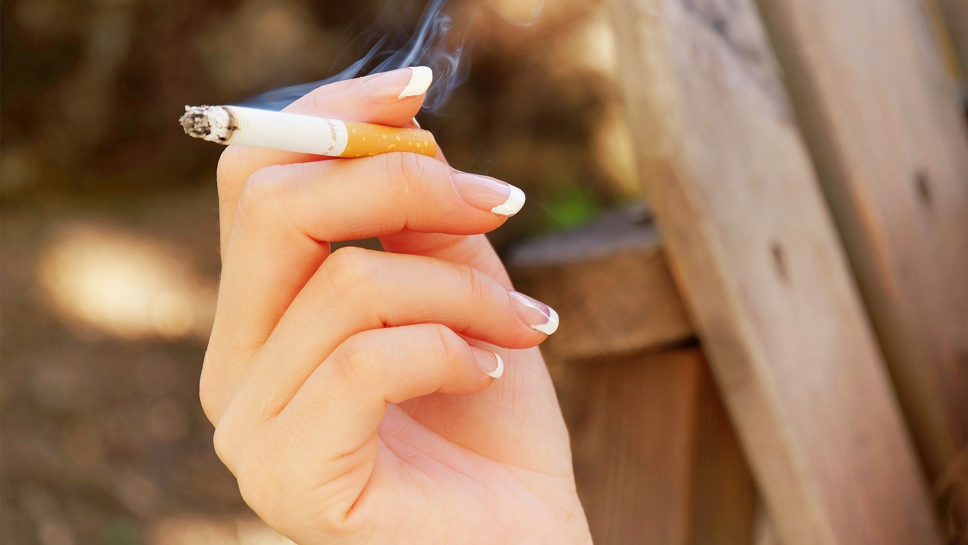 Main de femme tenant une cigarette