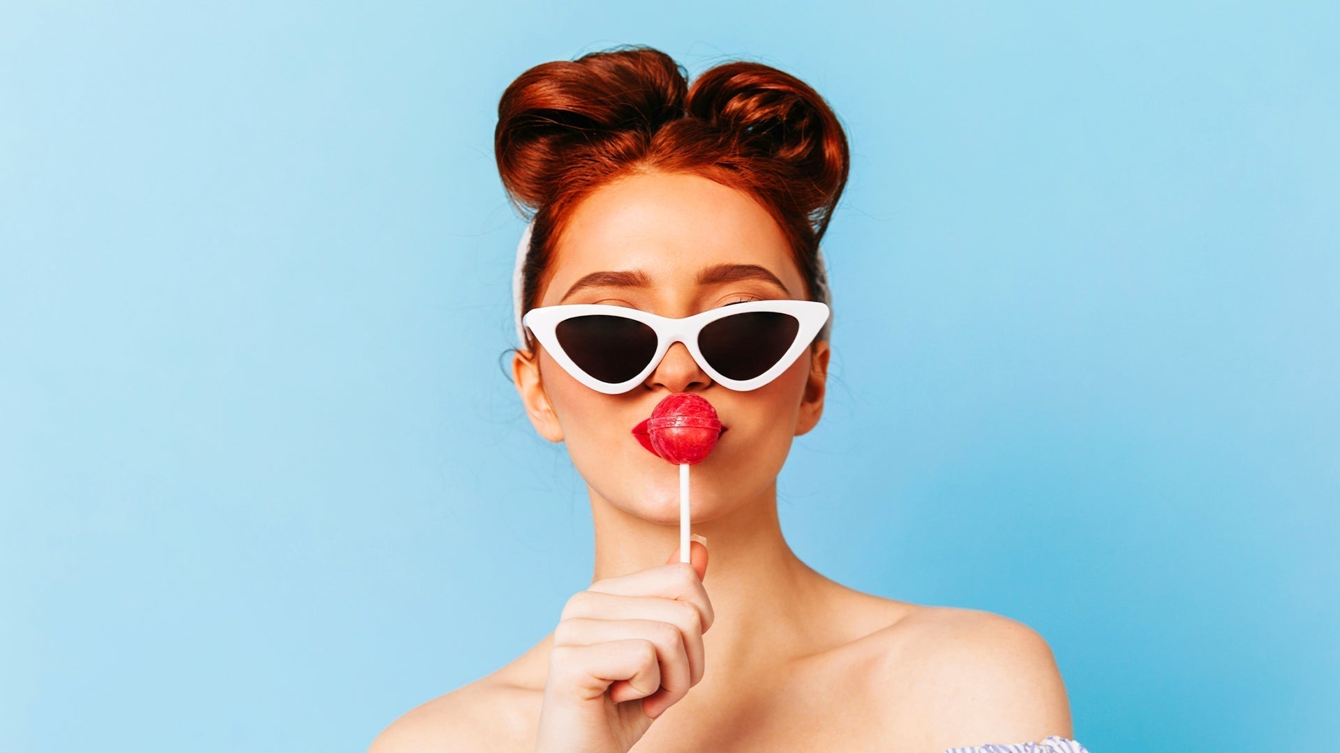 Femme avec des lunettes de soleil